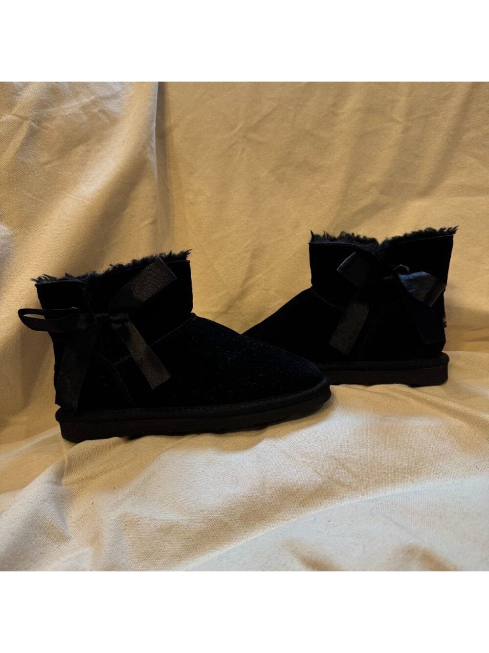 HK133 - PAWZ By BEARPAW Bow Ankle Boots US 8 Black Leather Upper Plush Lining